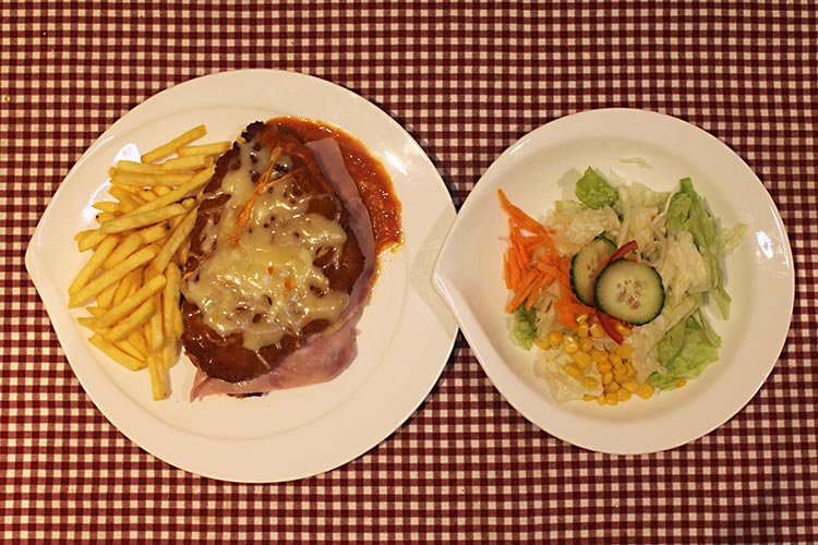 Bologneseschnitzel mit Pommes Frites