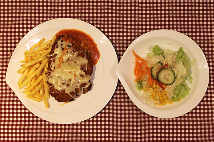 Parmesanschnitzel mit Pommes Frites